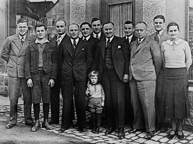 Adolf Häfele y empleados delante de la tienda de artesanos en Nagold